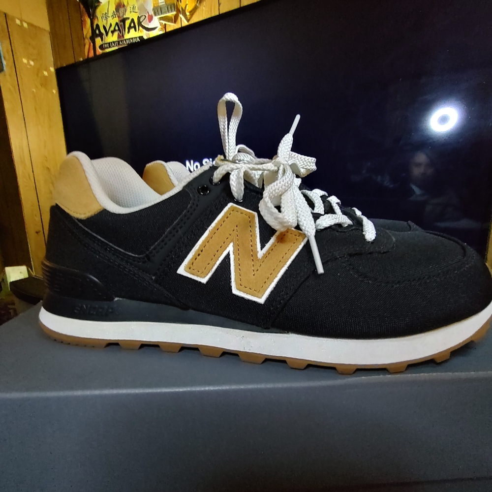 New Balance Black and Tan Classic Sneaker